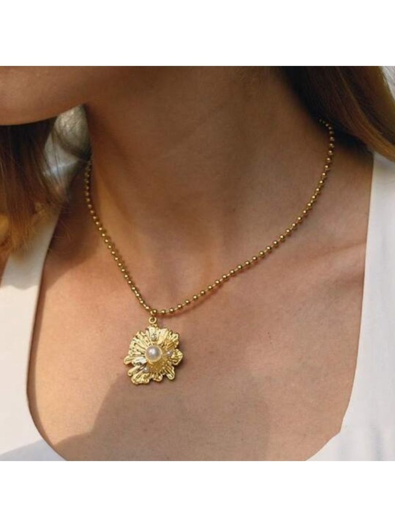 Gold Floral Pendant Necklace Q610